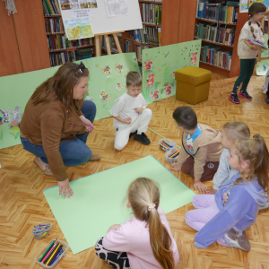 Przedszkolaki z grupy Żabki w bibliotece