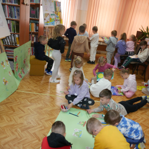 Przedszkolaki z grupy Żabki w bibliotece