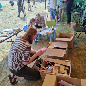 Stoisko promocyjne biblioteki podczas Nadbużańskiej Nocy Świętojańskiej 2025