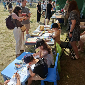 Stoisko promocyjne biblioteki podczas Nadbużańskiej Nocy Świętojańskiej 2025