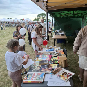 Stoisko promocyjne biblioteki podczas Nadbużańskiej Nocy Świętojańskiej 2025