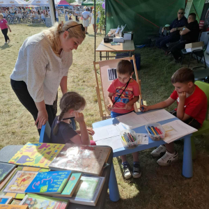 Stoisko promocyjne biblioteki podczas Nadbużańskiej Nocy Świętojańskiej 2025