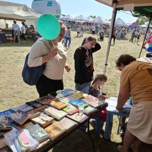 Stoisko promocyjne biblioteki podczas Nadbużańskiej Nocy Świętojańskiej 2025