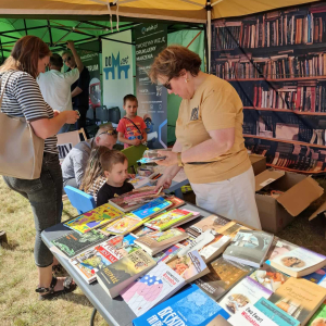 Stoisko promocyjne biblioteki podczas Nadbużańskiej Nocy Świętojańskiej 2025