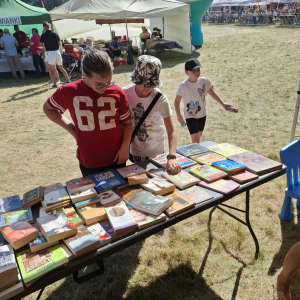 Stoisko promocyjne biblioteki podczas Nadbużańskiej Nocy Świętojańskiej 2025