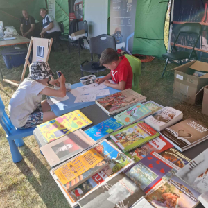 Stoisko promocyjne biblioteki podczas Nadbużańskiej Nocy Świętojańskiej 2025