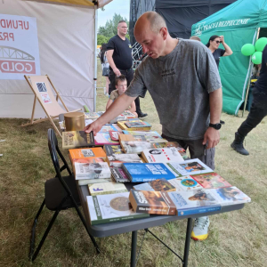 Stoisko promocyjne biblioteki podczas Nadbużańskiej Nocy Świętojańskiej 2025