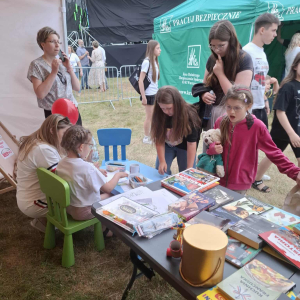 Stoisko promocyjne biblioteki podczas Nadbużańskiej Nocy Świętojańskiej 2025