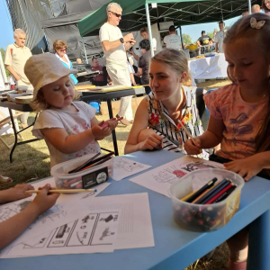 Stoisko promocyjne biblioteki podczas Nadbużańskiej Nocy Świętojańskiej 2025