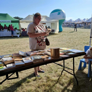 Stoisko promocyjne biblioteki podczas Nadbużańskiej Nocy Świętojańskiej 2025
