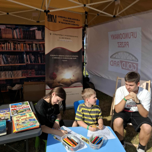 Stoisko promocyjne biblioteki podczas Nadbużańskiej Nocy Świętojańskiej 2025
