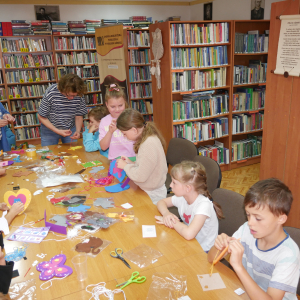 Szycie torebek i zwierzaków / zajęcia wakacyjne w bibliotece