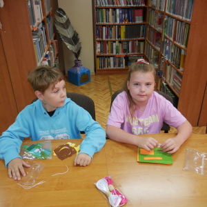 Szycie torebek i zwierzaków / zajęcia wakacyjne w bibliotece