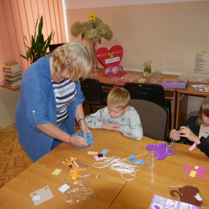 Szycie torebek i zwierzaków / zajęcia wakacyjne w bibliotece
