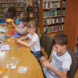 Szycie torebek i zwierzaków / zajęcia wakacyjne w bibliotece