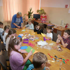 Szycie torebek i zwierzaków / zajęcia wakacyjne w bibliotece