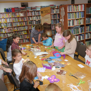 Szycie torebek i zwierzaków / zajęcia wakacyjne w bibliotece