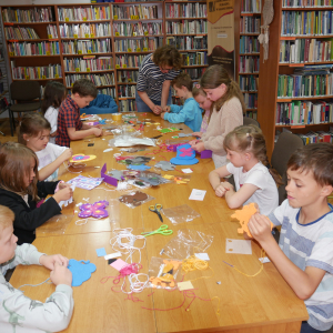 Szycie torebek i zwierzaków / zajęcia wakacyjne w bibliotece