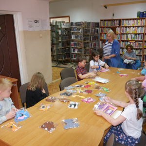 Szycie torebek i zwierzaków / zajęcia wakacyjne w bibliotece
