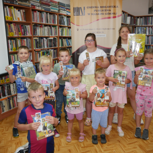 Uczestnicy zajęć  pozują do zdjęcia
