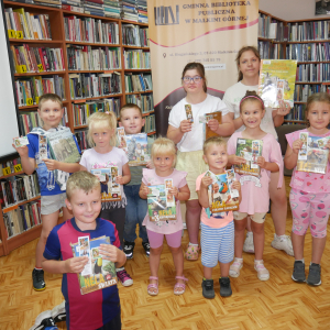 Uczestnicy zajęć pozują do zdjęcia