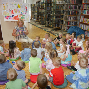 Wakacyjne spotkanie z przedszkolakami w bibliotece