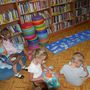 Wakacyjne spotkanie z przedszkolakami w bibliotece