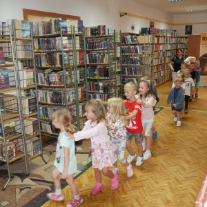 Wakacyjne spotkanie z przedszkolakami w bibliotece