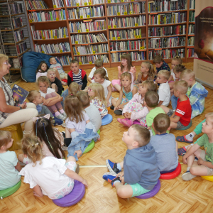 Wakacyjne spotkanie z przedszkolakami w bibliotece