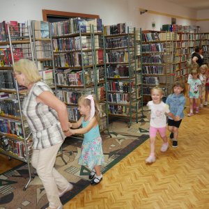 Wakacyjne spotkanie z przedszkolakami w bibliotece