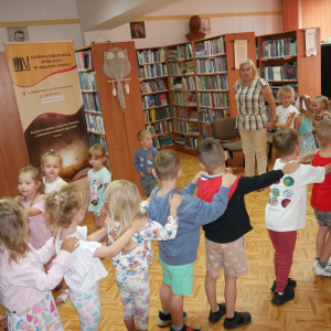 Wakacyjne spotkanie z przedszkolakami w bibliotece