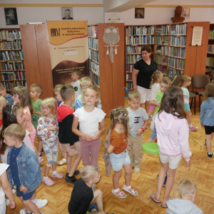 Wakacyjne spotkanie z przedszkolakami w bibliotece