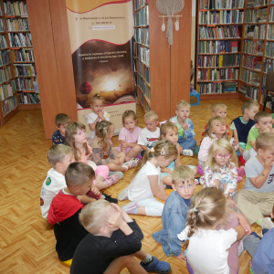 Wakacyjne spotkanie z przedszkolakami w bibliotece