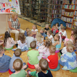 Wakacyjne spotkanie z przedszkolakami w bibliotece