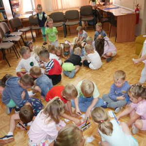 Wakacyjne spotkanie z przedszkolakami w bibliotece