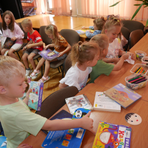 Wakacyjne spotkanie z przedszkolakami w bibliotece