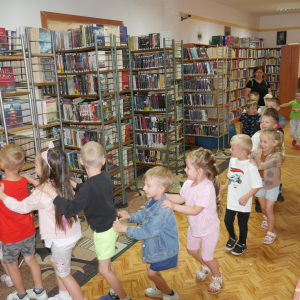 Wakacyjne spotkanie z przedszkolakami w bibliotece