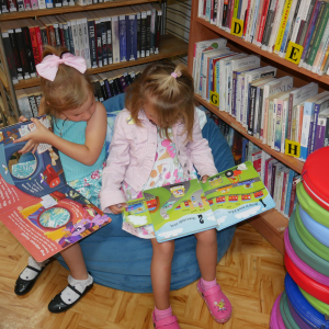 Wakacyjne spotkanie z przedszkolakami w bibliotece