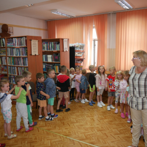 Wakacyjne spotkanie z przedszkolakami w bibliotece