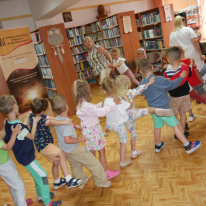Wakacyjne spotkanie z przedszkolakami w bibliotece