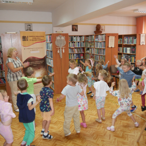 Wakacyjne spotkanie z przedszkolakami w bibliotece