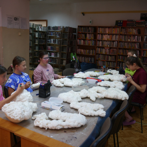 Niesamowite rzeźby-wakacyjne spotkanie dzieci w bibliotece