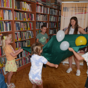 Wakacyjne zajęcia dla dzieci z fraszkami Jana Kochanowskiego w bibliotece