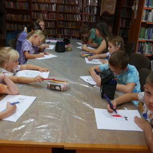 Wakacyjne zajęcia dla dzieci z fraszkami Jana Kochanowskiego w bibliotece