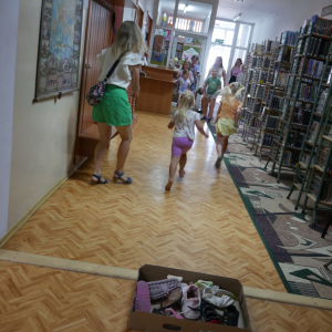 Wakacyjne zajęcia dla dzieci z fraszkami Jana Kochanowskiego w bibliotece