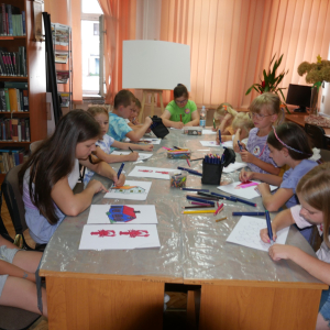 Wakacyjne zajęcia dla dzieci z fraszkami Jana Kochanowskiego w bibliotece