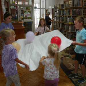 Wakacyjne zajęcia dla dzieci z fraszkami Jana Kochanowskiego w bibliotece