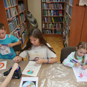 Kolorowe witraże-zajęcia wakacyjne dla dzieci w bibliotece