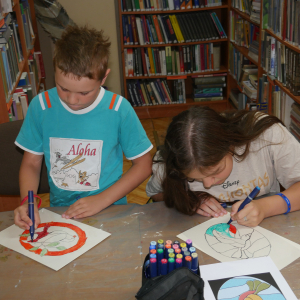 Kolorowe witraże-zajęcia wakacyjne dla dzieci w bibliotece