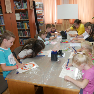 Kolorowe witraże-zajęcia wakacyjne dla dzieci w bibliotece